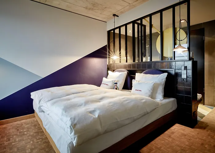 Hotell 25hours Tour 4*