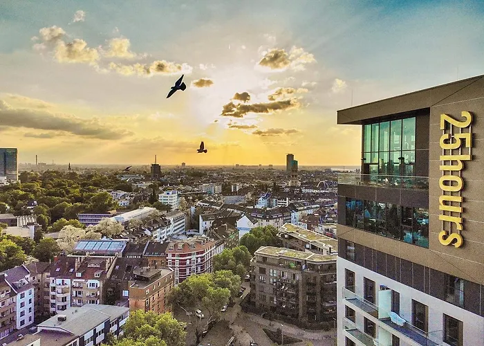 Hotell 25hours Tour 4*