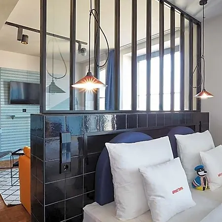 מלון 25hours Tour 4*