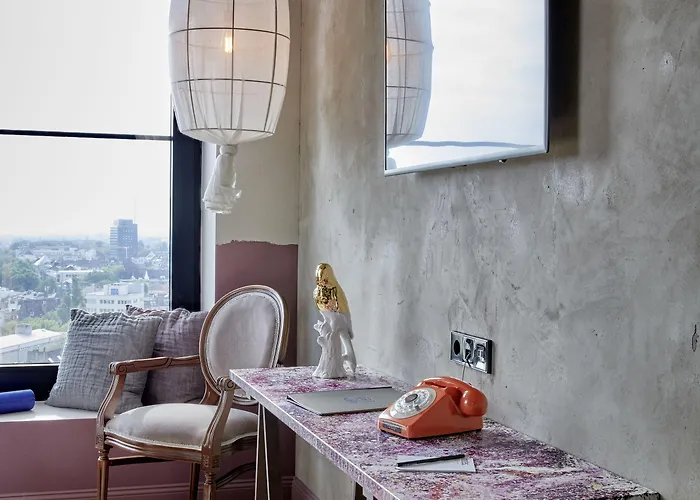 Szálloda 25hours Tour